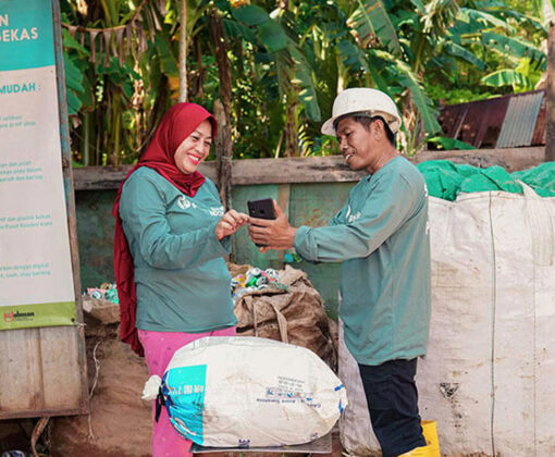 Episode 6 Plastic Bank, two people exchanging information